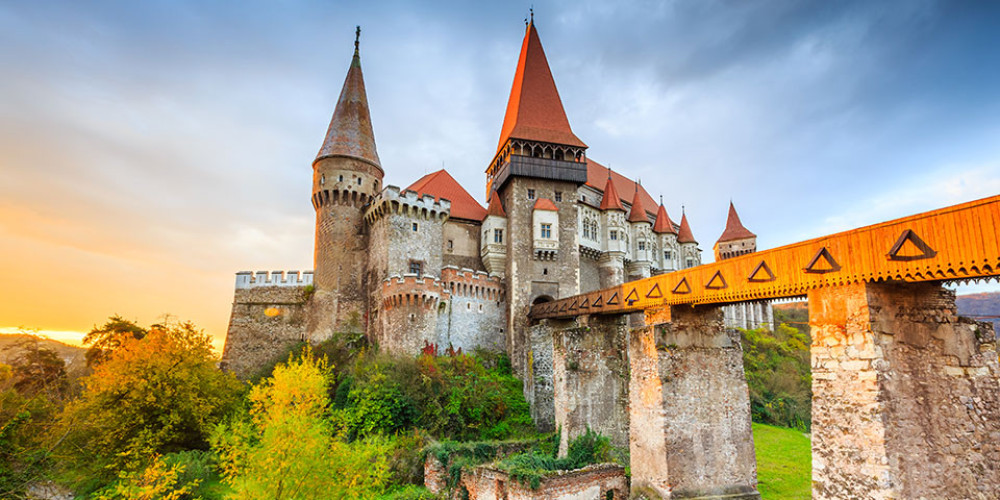 castelul-corvinilor-o-atractie-turistica-deosebita-din-transilvania