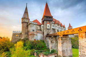 castelul-corvinilor-o-atractie-turistica-deosebita-din-transilvania