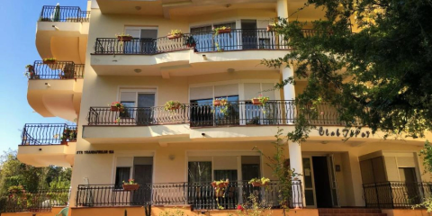 Club Topaz Apartments